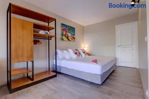 Premium suite proche aéroport, Wifi, Piscine, Parking - Image 1