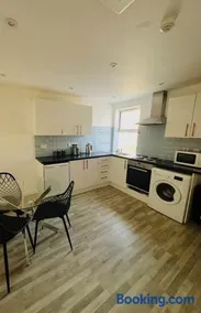 Stylish City Centre 1-Bed 5 Min Walk to Station - Image 4