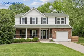 Spacious 4BR Pet-Friendly Sleeps 10 - Image 1