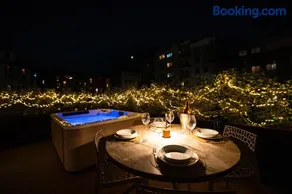 Modigliani Terrace Jacuzzi Golden House - Image 2