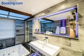 Church Suites by The Cranleigh Boutique - Image 4