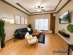 Downtown Tulsa Apartment Near Arts District Pool - Image 1