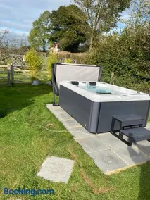 The Orchard Shepherds Hut - Image 2