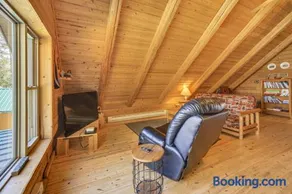 Waterfront 'UP Badger Lodge BnB' on Powell Lake - Image 4
