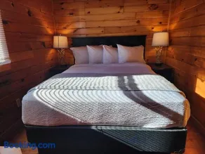 Pet Friendly 2 Bedroom Cabin Hideaway For 4! Cabin 7 - Image 3