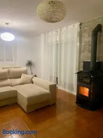 Casa abuhardillada con piscina y chimenea - Image 3