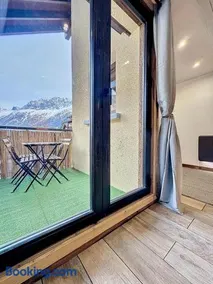 Modern 2BR Apt with Mountain Views & Private Parking - Image 3