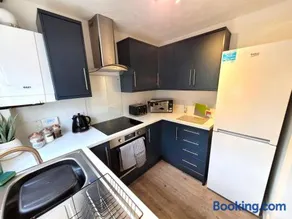Hythe House - Stylish Stay for Families & Groups by Catchpole Stays - Image 4