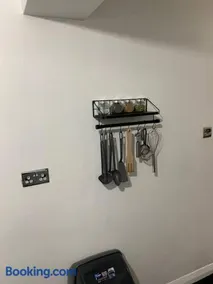 2 bed 1st floor Apartment-own entrance & parking - Image 5