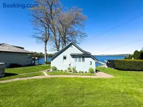 Lakefront Cottage in Colchester - Image 3
