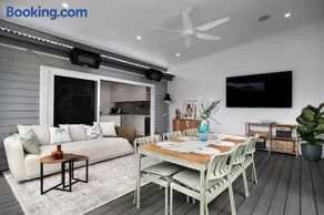 Newcastle Harbour Cottage - Walk to Cafés & Bars - Image 1