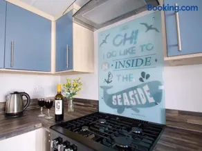 2 Bedroom Seaside 2 Caravan - Image 3