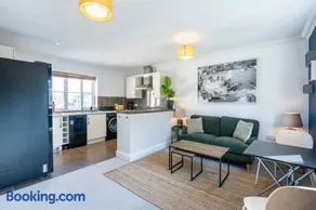 Superb 2BR 2Bath with parking - Image 4