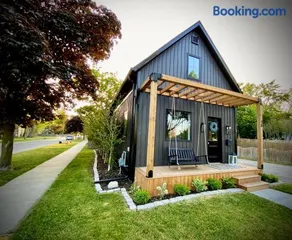 Stylish Downtown Kingsville Getaway with Putting Green, Firepit & Games - Image 3