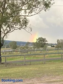 Clarendon Cottage, near Lowood , Fernvale, right on the BVRT - Image 3