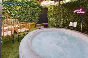 Stylish Apartment with Hot tub and Garden - Image 2