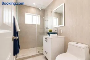 Big Triple Room in Design District Miami - Image 2