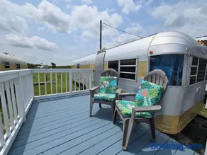 Waterfront Escape - Margie 1974 Silver Streak - Image 4