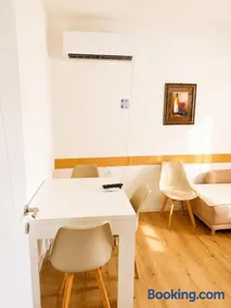 Central Comfort Apartment 5 Minute Walk to Beach, Free Parking, 2 BR - Image 4