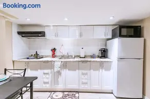 St Clair Hotel - Cozy Basement Suite with Parking - Image 3