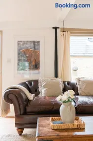 Charming Stone Cottage - Cotswolds Farm Stay - The Bullpen - Image 2