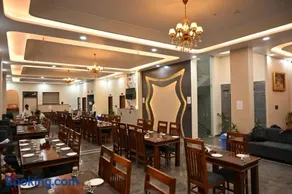 Hotel Cozzy Inn - Image 1