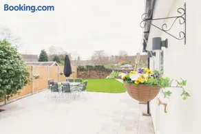 LYNNTON HOUSE Stunning 6 bed Town Centre House ALL with En-Suites Prime Location Tamworth - Image 5