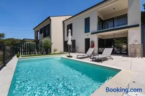 Andrea Deluxe Apartment with Pool - Image 1