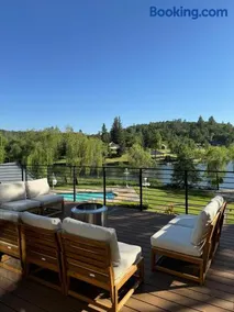 Lakefront Cottage at Lakewood - Image 2