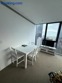 LvL 40 Skyline 2BR Balcony Epic Melbourne Views Free Parking - Image 2