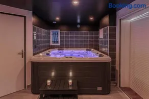 Suite romantique LMF SPA intérieur piscine privés jardin et lit King size - Image 3