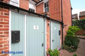 Elegant Riverside Cottage With Free Parking - Image 4