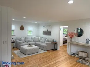 Family home in Hampton Bays - Image 1