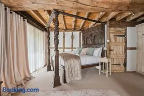2-Bed Barn Escape, Private Drive and Gardens - By Tempstay - Image 3