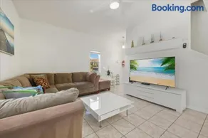 4 Bd 3 Ba Bella Vida 4563 Cl - Image 1