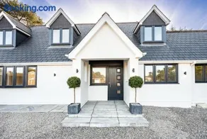 NEW! Stunning & Huge 5BR with Parking & Garden - Perfect for Families & Groups! Excellent Location - Image 4