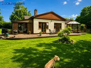 Park Cottage Country Bungalow - Image 1