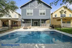 Beautiful home with lake views and in-ground pool - Image 2