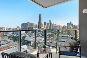Luxe 3BR Apt with Stunning Views, Parking and Pool - Image 5