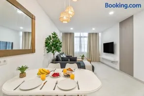 Sunlit Modern Stay - Image 3