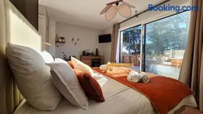 Les Gîtes de Laure - L'Eden Romantique, B&B, Spa privatif et Petit Déjeuner, Couloir de nage, 10mn Carcassonne - Image 3