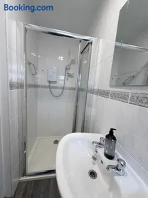 Modern 6-Bed Luxury Stay by City Hospital - Image 2