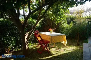 Cosy guest house with private yard - Image 1
