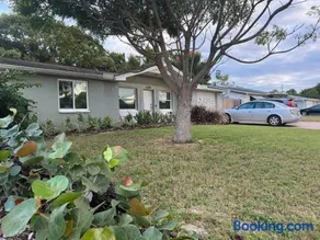 Coastal Cottage in Port Richey, Pet-Friendly Getaway Near Beaches, Parks, and Tampa - Image 2