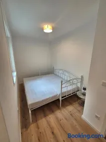 Großzügige 100 qm Wohnung mit 2 Schlafzimmern und großem Wohnzimmer - Image 4
