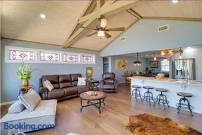 Lakeside Retreat on 10 Secluded Acres - Image 1