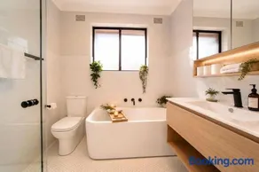 Large Apartment, Walk to Bondi Beach with FREE Parking - Image 2
