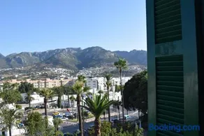 Luxurious apartment at top location with scenic mountain view - Image 4