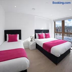 Heavenly Home Stay in London Near City Airport - Image 4