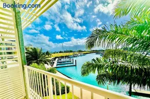 Airlie Marina Views Escape - Image 2